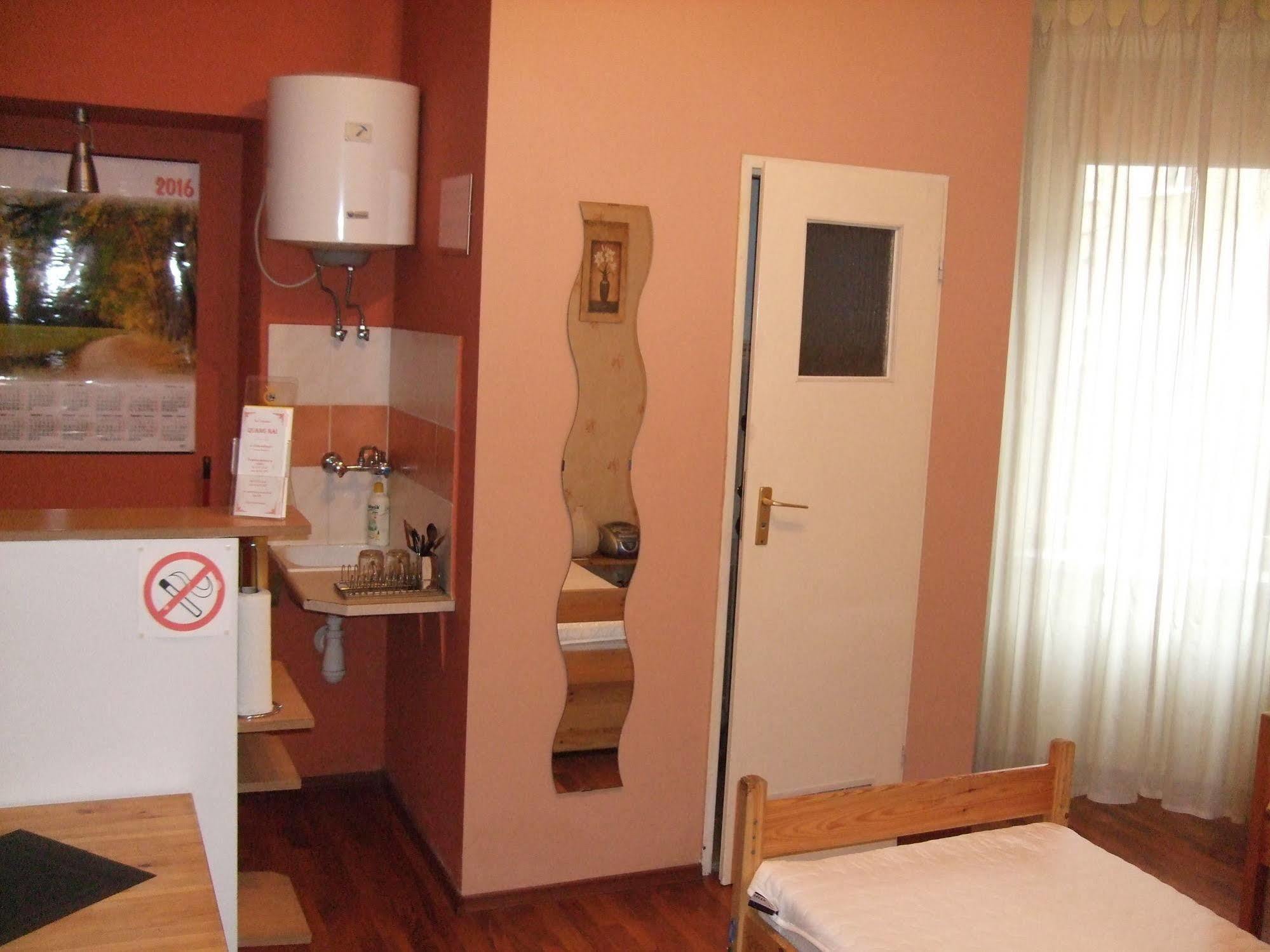 Old Walls Hostel 크라쿠프 외부 사진